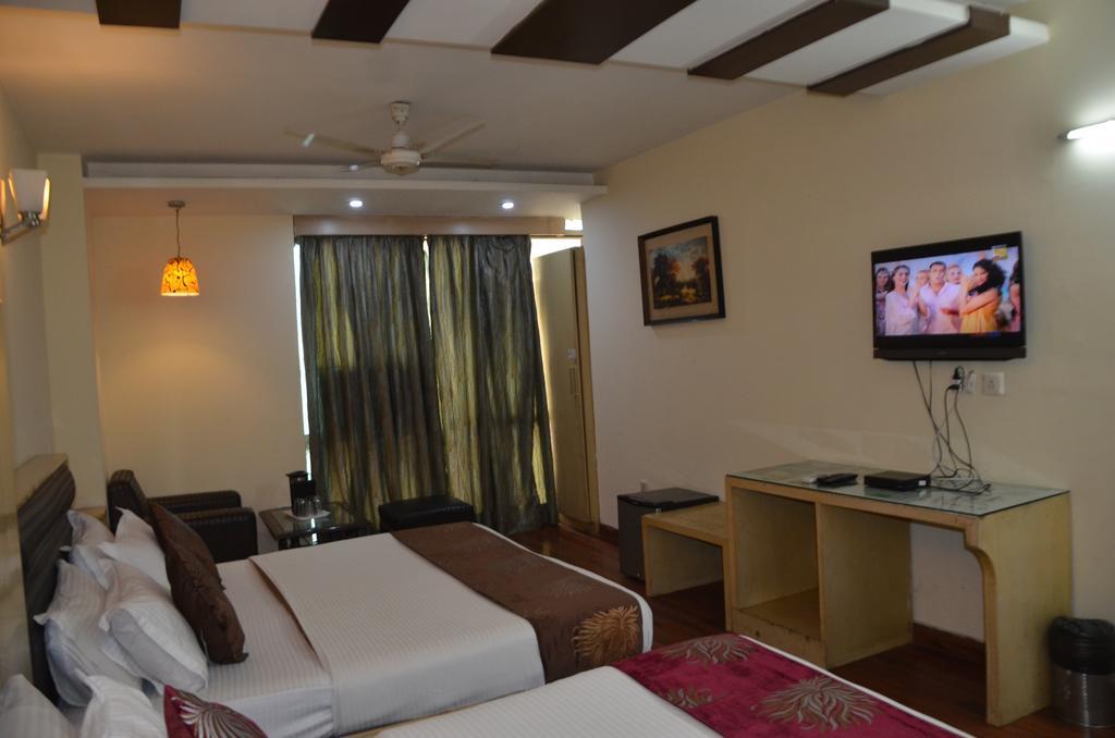 Hotel Milan Deluxe New Delhi Exteriör bild