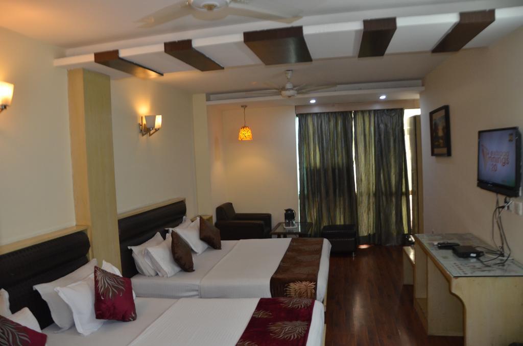 Hotel Milan Deluxe New Delhi Exteriör bild