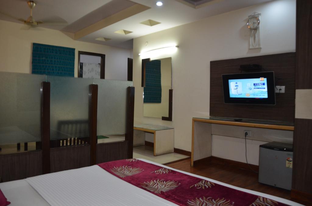 Hotel Milan Deluxe New Delhi Exteriör bild