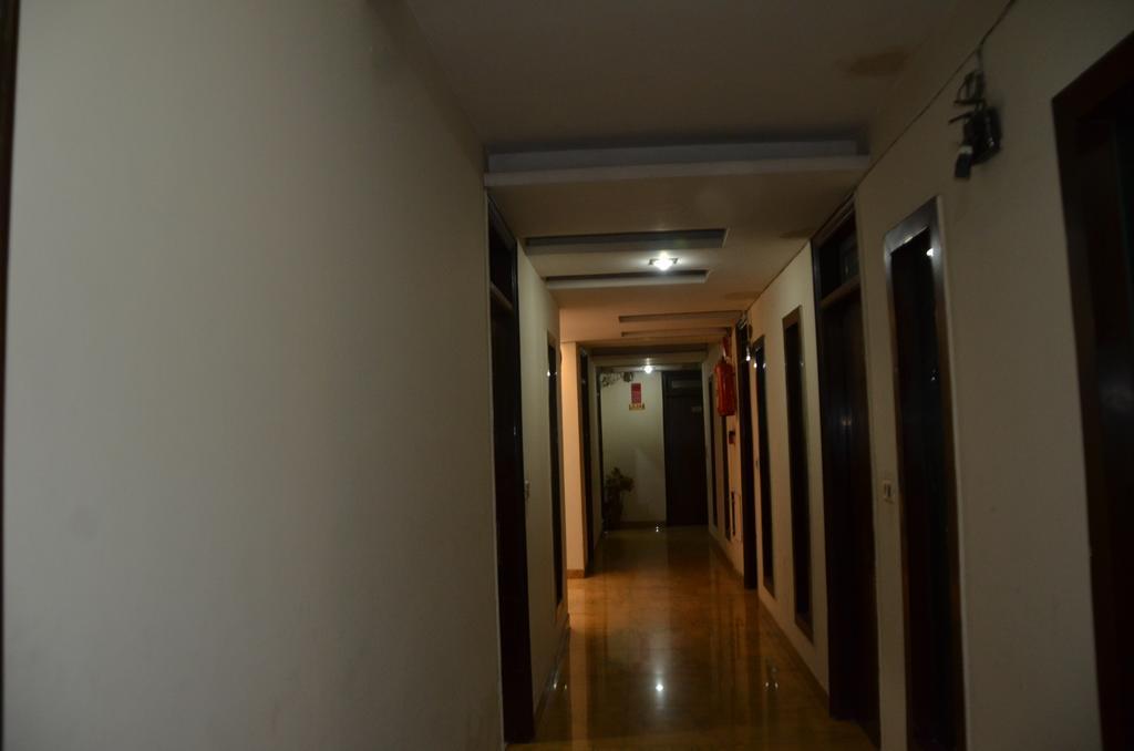 Hotel Milan Deluxe New Delhi Exteriör bild