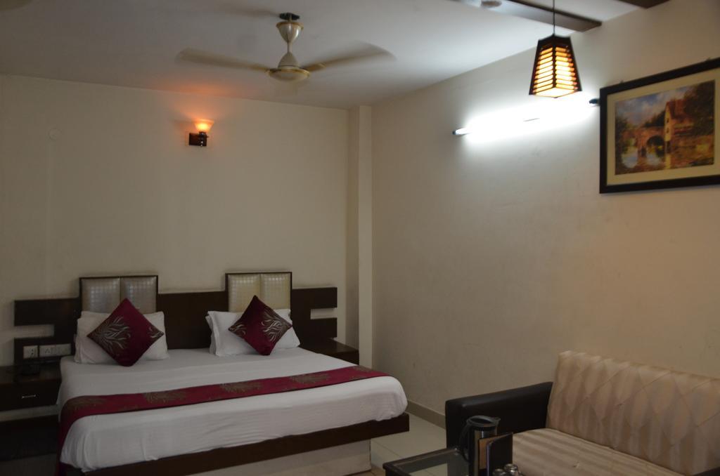 Hotel Milan Deluxe New Delhi Exteriör bild
