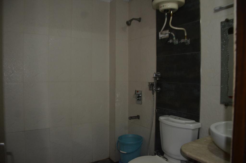 Hotel Milan Deluxe New Delhi Exteriör bild