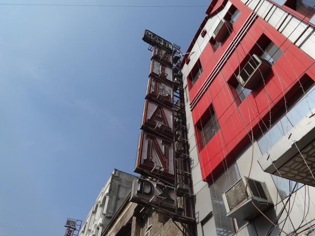 Hotel Milan Deluxe New Delhi Exteriör bild