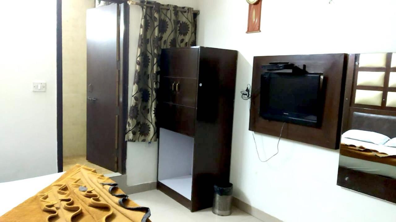 Hotel Milan Deluxe New Delhi Exteriör bild