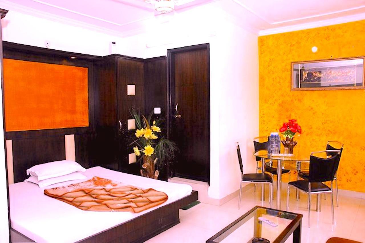 Hotel Milan Deluxe New Delhi Exteriör bild